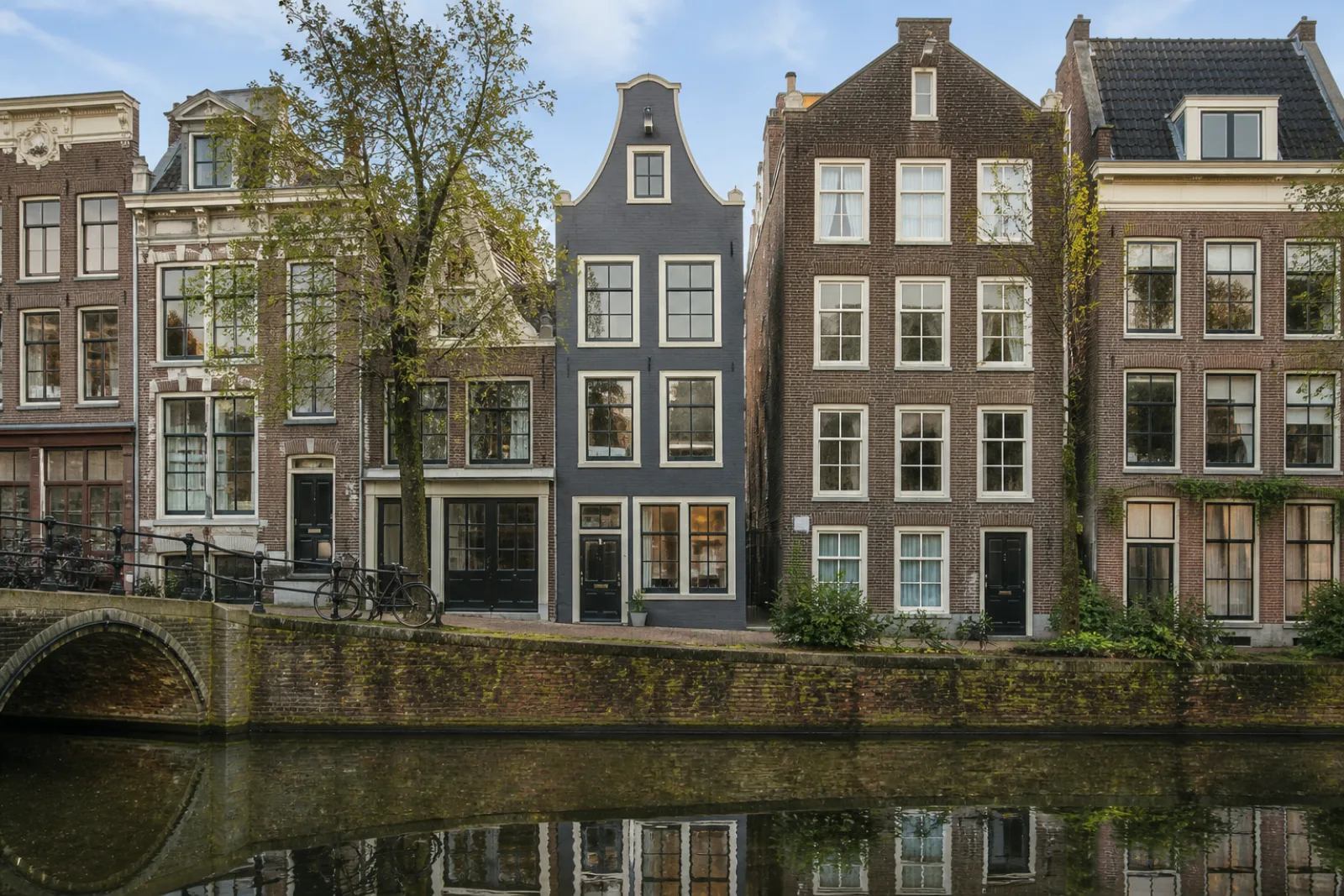 Historische grachtenpanden met zorgvuldig gerenoveerde gevels langs het water